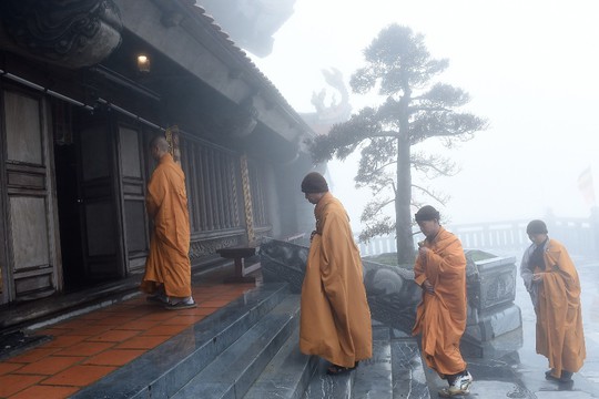 Hành hương mùa Phật đản, quý tăng ni cả nước được miễn phí vé cáp treo Fansipan - Ảnh 2.