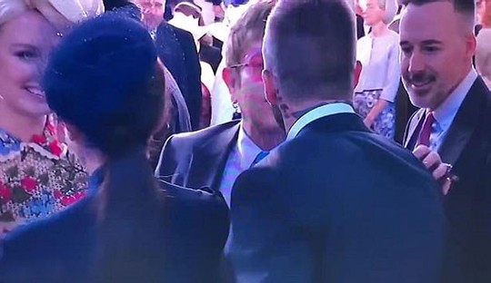 Elton John hôn David Beckham trong đám cưới Hoàng tử Anh - Ảnh 2.
