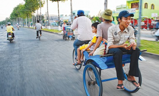 Ngồi xe lôi, khám phá Châu Đốc thanh bình - Ảnh 2.