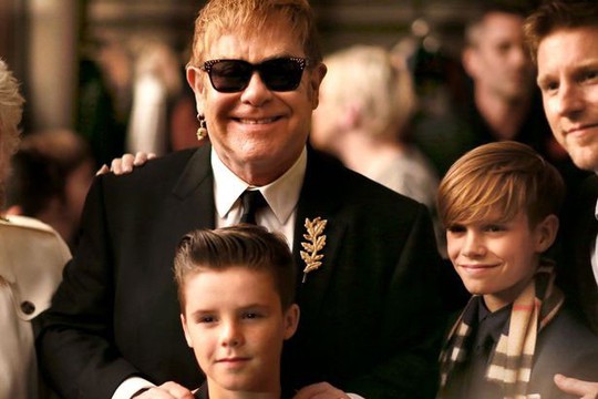 Elton John hôn David Beckham trong đám cưới Hoàng tử Anh - Ảnh 8.