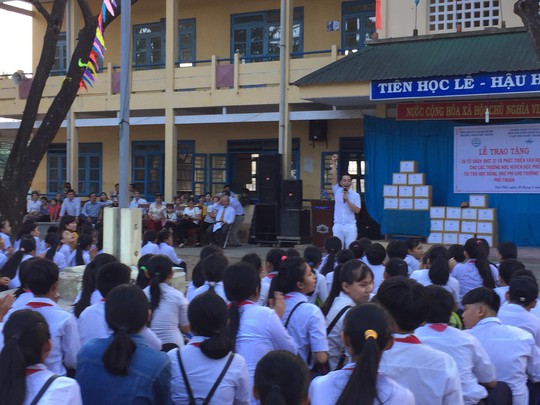 Diễn viên Minh Thư, ca sĩ Lâm Trí Tú trao sách cho học sinh Quảng Ngãi - Ảnh 3.