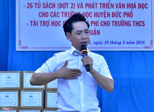 Diễn viên Minh Thư, ca sĩ Lâm Trí Tú trao sách cho học sinh Quảng Ngãi - Ảnh 2.