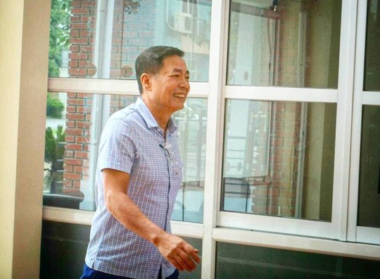 Ông Trần Mạnh Hùng tươi cười đến cuộc họp VPF - Ảnh 2.