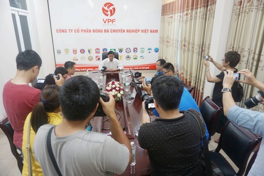 Sau cuộc họp đầy dung tục của quan chức VFF và VPF: Ông Trần Mạnh Hùng từ chức - Ảnh 4.