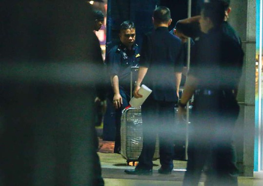 Vụ ông Najib: Cảnh sát Malaysia mỏi tay đếm tiền tịch thu được  - Ảnh 1.