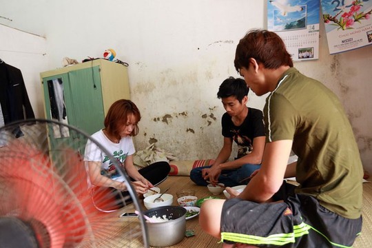 Công nhân “than trời” vì phải trả tiền điện giá cao - Ảnh 1.