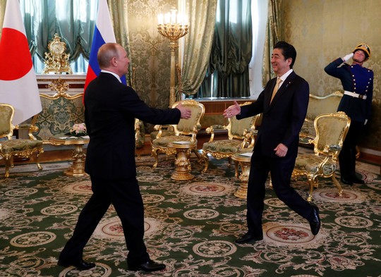Tổng thống Putin cùng ông Abe gọi video ra ngoài vũ trụ từ Kremlin - Ảnh 2.