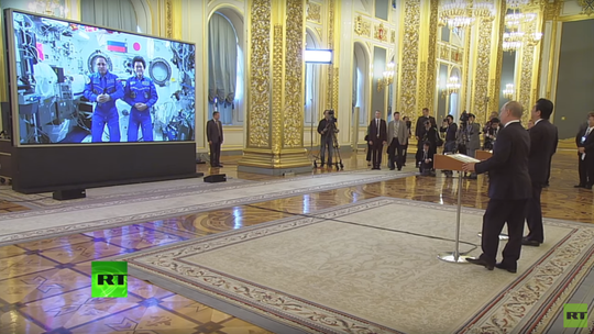 Tổng thống Putin cùng ông Abe gọi video ra ngoài vũ trụ từ Kremlin - Ảnh 1.