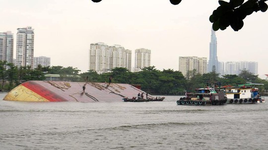 Sà lan chìm trên sông Sài Gòn: Kéo từ Bình Dương lên TP HCM trục vớt - Ảnh 1.