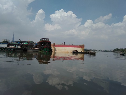 Lật xà lan trên sông Sài Gòn chưa xác định thiệt hại về người - Ảnh 2.