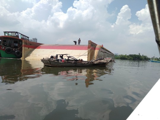 Lật xà lan trên sông Sài Gòn chưa xác định thiệt hại về người - Ảnh 1.