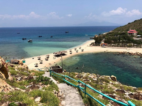 Ghé Nha Trang hè này, khám phá bãi tắm đôi duy nhất ở Việt Nam - Ảnh 1.