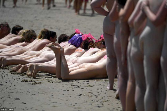 Hơn 2.500 phụ nữ tắm biển khỏa thân lập kỷ lục Guinness - Ảnh 3.