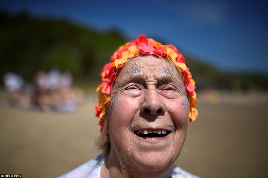 Hơn 2.500 phụ nữ tắm biển khỏa thân lập kỷ lục Guinness - Ảnh 5.