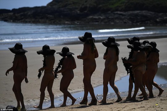 Hơn 2.500 phụ nữ tắm biển khỏa thân lập kỷ lục Guinness - Ảnh 6.