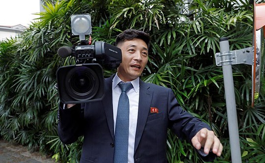 Bị quan chức Triều Tiên đòi xét điện thoại vì nghi chụp hình ông Kim - Ảnh 3.
