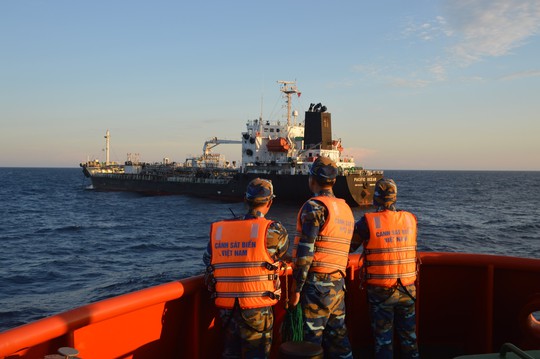 Cảnh sát biển phát hiện vụ buôn lậu 5 triệu lít dầu có người Trung Quốc tham gia - Ảnh 1.