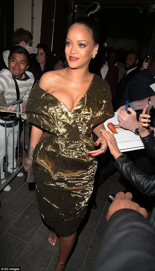 Khoe ngực quá đà, Rihanna lúng túng trên thảm đỏ - Ảnh 1.