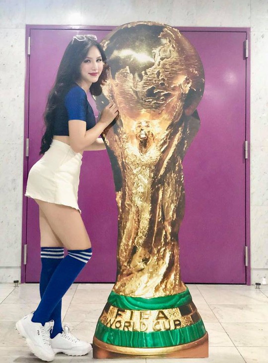 32 hotgirl Việt nóng bỏng trong sắc áo 32 đội tuyển World Cup 2018 - Ảnh 2.