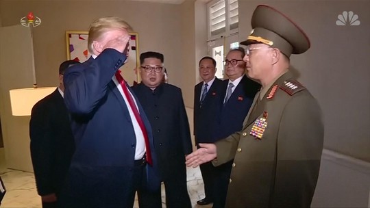 Hình ảnh ông Trump chào tướng Triều Tiên theo kiểu nhà binh gây ngỡ ngàng - Ảnh 1.