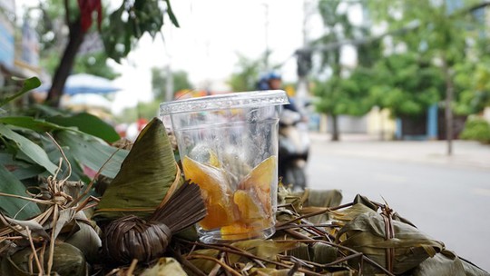 Lò bánh tro nửa thế kỷ ở Sài Gòn tất bật Tết Đoan Ngọ - Ảnh 15.