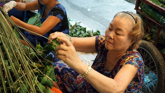 Lò bánh tro nửa thế kỷ ở Sài Gòn tất bật Tết Đoan Ngọ - Ảnh 7.