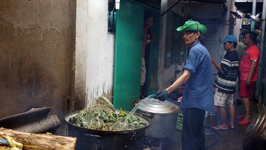 Lò bánh tro nửa thế kỷ ở Sài Gòn tất bật Tết Đoan Ngọ - Ảnh 9.