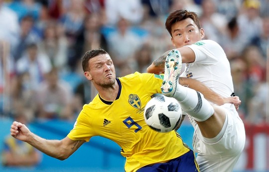 VAR tiếp sức, Thụy Điển thắng Hàn Quốc nhẹ nhàng - Ảnh 1.