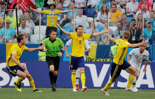 VAR tiếp sức, Thụy Điển thắng Hàn Quốc nhẹ nhàng - Ảnh 4.
