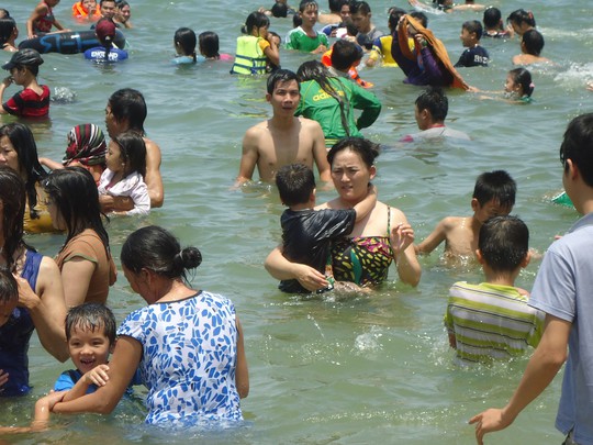 Hàng ngàn người đội nắng giữa trưa tắm biển ngày Tết Đoan Ngọ - Ảnh 1.