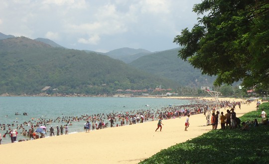Hàng ngàn người đội nắng giữa trưa tắm biển ngày Tết Đoan Ngọ - Ảnh 2.
