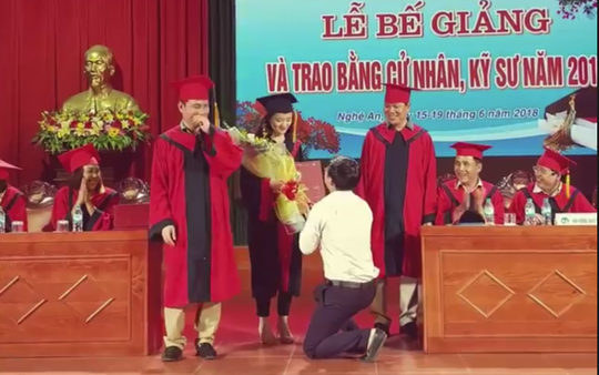 Phó Bí thư đoàn Trường ĐH quỳ cầu hôn nữ sinh viên tại lễ tốt nghiệp - Ảnh 1.