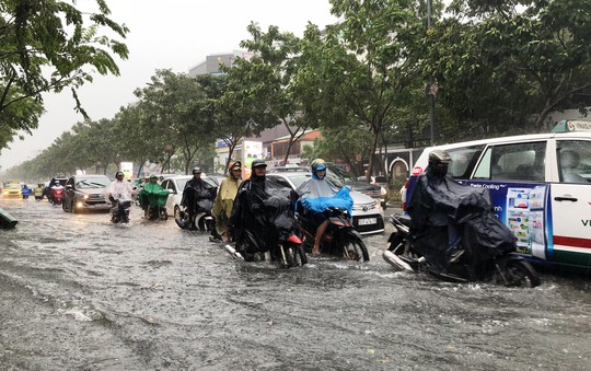 TP HCM: Đường ngập nặng, giao thông hỗn loạn sau 1 trận mưa - Ảnh 6.