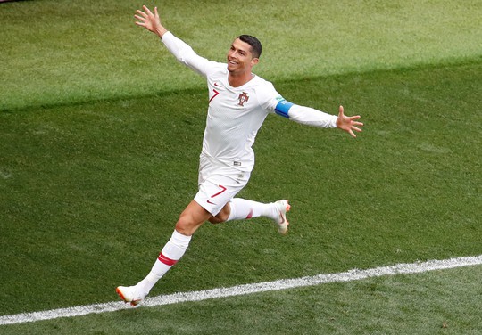Ronaldo tiễn Morocco về nước, gây sức ép cho Messi  - Ảnh 4.