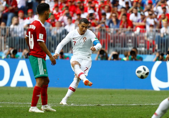 Ronaldo tiễn Morocco về nước, gây sức ép cho Messi  - Ảnh 3.