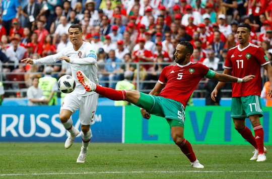 Ronaldo tiễn Morocco về nước, gây sức ép cho Messi  - Ảnh 1.