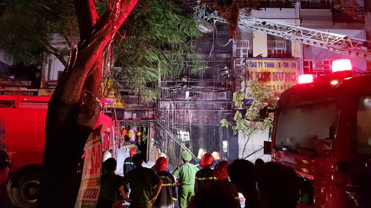 Căn nhà 5 tầng ở Sài Gòn bốc cháy dữ dội sau tiếng nổ lớn - Ảnh 2.