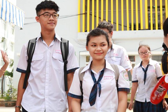 Đội nắng chờ con thi sau 12 năm đèn sách - Ảnh 10.