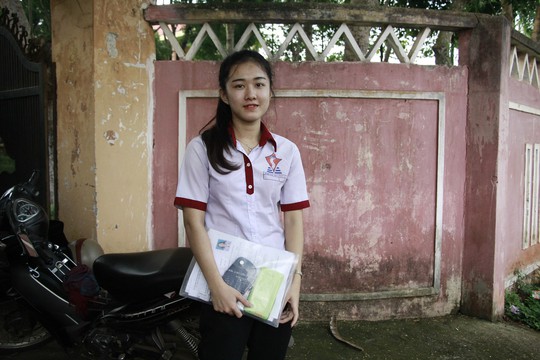 Nữ sinh bị cưa chân thi THPT, nuôi ước mơ vào ĐH Luật - Ảnh 1.