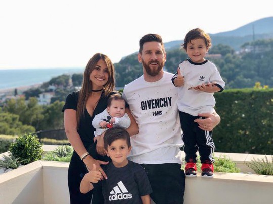 Cả thế giới quay lưng, Messi vẫn có vợ nóng bỏng bên cạnh - Ảnh 1.