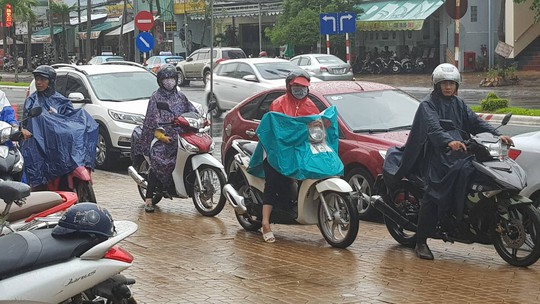 Phụ huynh chờ con thi THPT trong cơn mưa chiều tầm tã - Ảnh 10.