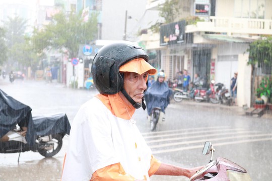 Phụ huynh chờ con thi THPT trong cơn mưa chiều tầm tã - Ảnh 9.