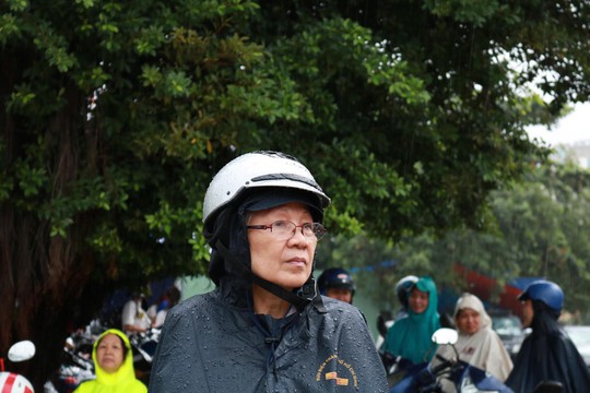 Phụ huynh chờ con thi THPT trong cơn mưa chiều tầm tã - Ảnh 8.