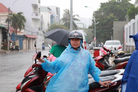 Phụ huynh chờ con thi THPT trong cơn mưa chiều tầm tã - Ảnh 6.