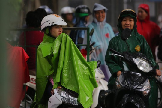 Phụ huynh chờ con thi THPT trong cơn mưa chiều tầm tã - Ảnh 3.