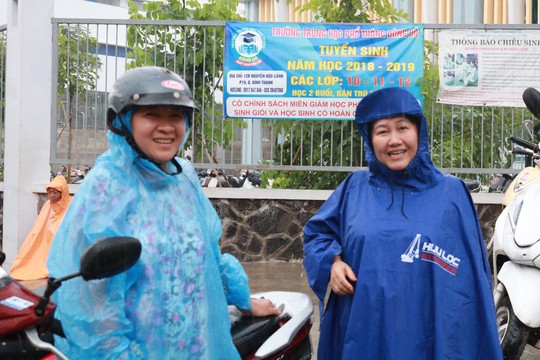Phụ huynh chờ con thi THPT trong cơn mưa chiều tầm tã - Ảnh 5.