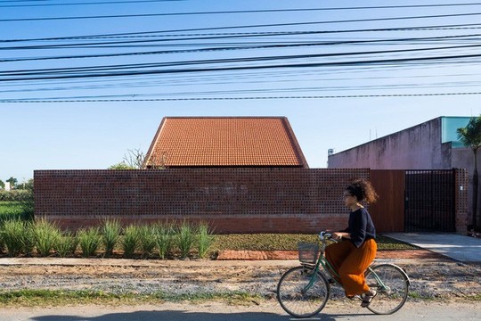 Ngôi nhà bên ngoài như lò gạch, nhưng bên trong thật bất ngờ - Ảnh 2.