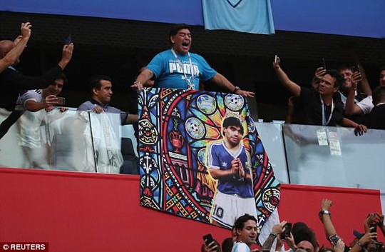 Maradona: Chửi thề, giơ ngón tay thối và… ngất xỉu trên sân - Ảnh 7.