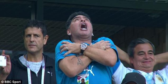 Maradona: Chửi thề, giơ ngón tay thối và… ngất xỉu trên sân - Ảnh 3.