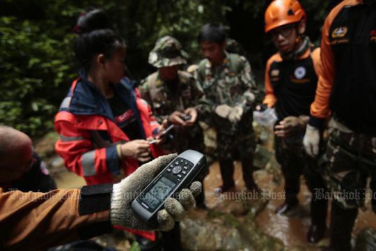 Thái Lan: Thả nhu yếu phẩm vào hang động, mong cứu sống đội bóng mất tích - Ảnh 4.